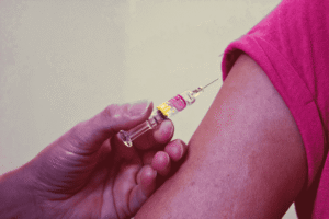 ویکسین پر بحث پاکستان میں HPV – امیدیں، خدشات اور سروائیکل کینسر سے بچاؤ کی حقیقت